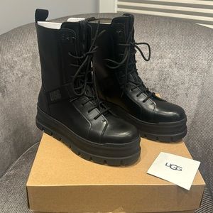 Ugg Sheena black boot.